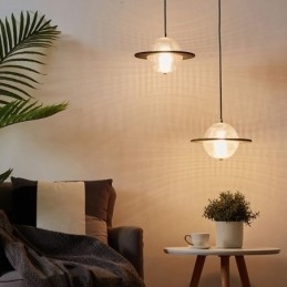 Moderne glazen hanglamp in de vorm van een plafondlamp