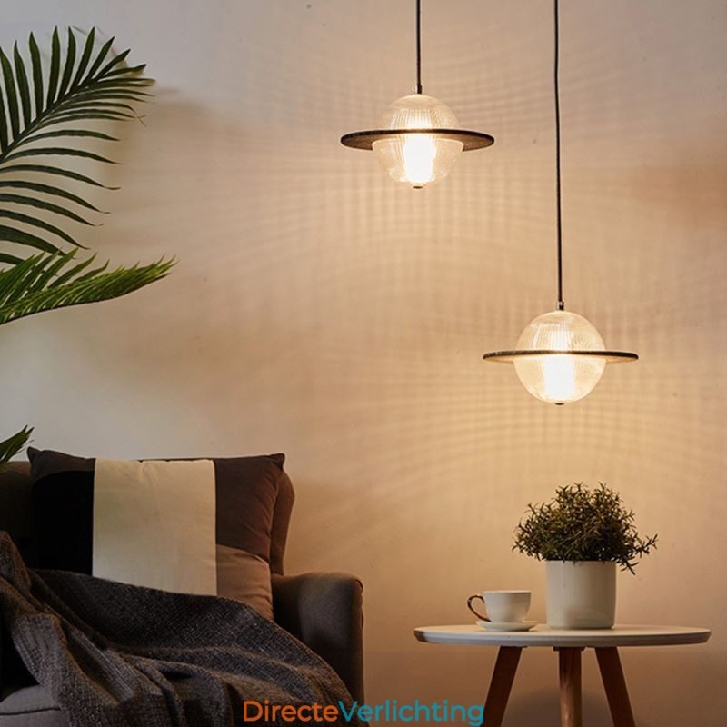 Moderne glazen hanglamp in de vorm van een plafondlamp