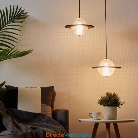 Moderne glazen hanglamp in de vorm van een plafondlamp Moderne glazen hanglamp in de vorm van een plafondlamp