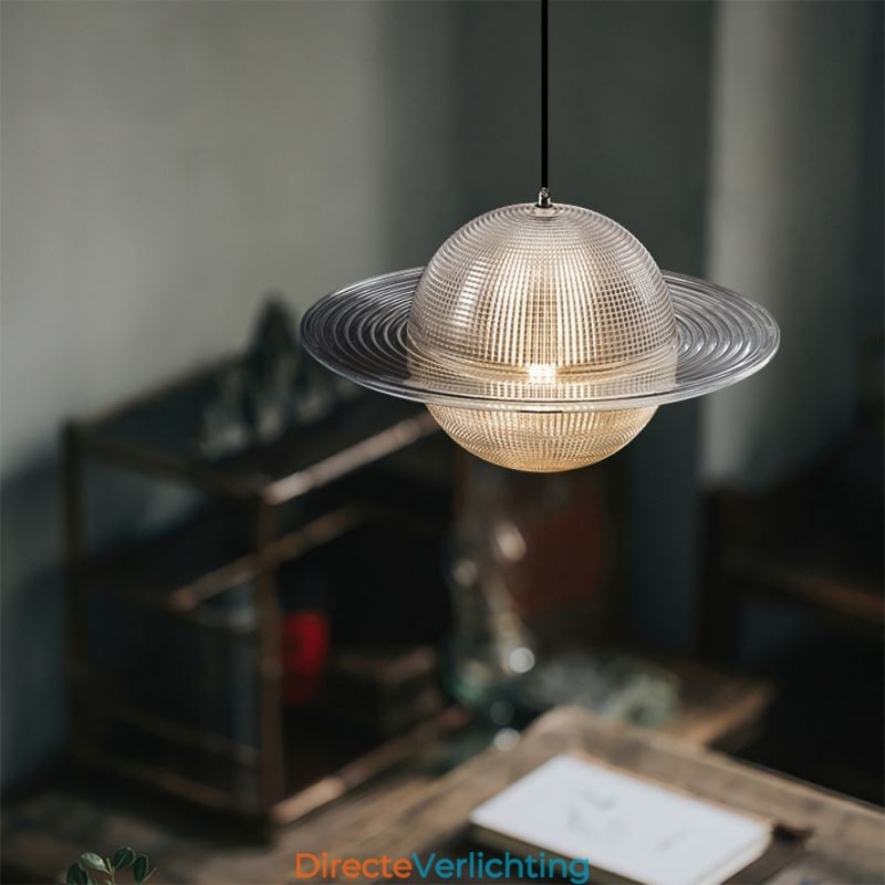 Moderne glazen hanglamp in de vorm van een plafondlamp