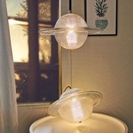 Moderne glazen hanglamp in de vorm van een plafondlamp