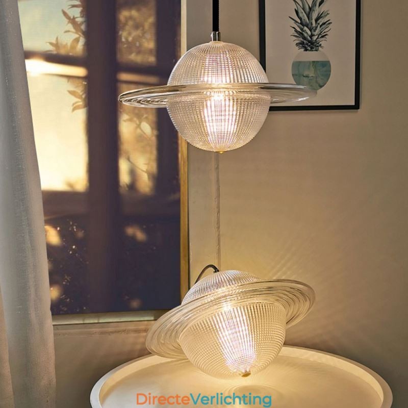 Moderne glazen hanglamp in de vorm van een plafondlamp