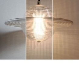 Moderne glazen hanglamp in de vorm van een plafondlamp
