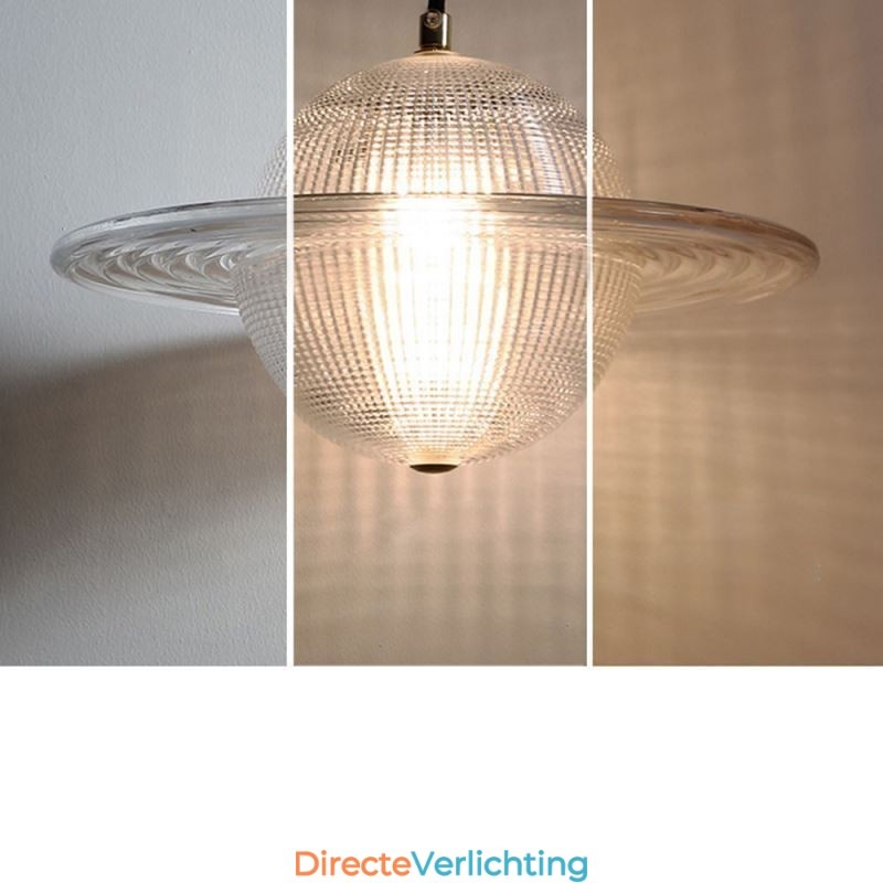 Moderne glazen hanglamp in de vorm van een plafondlamp