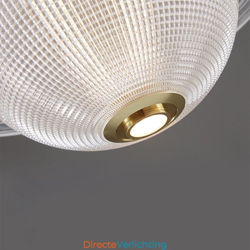 Moderne glazen hanglamp in de vorm van een plafondlamp