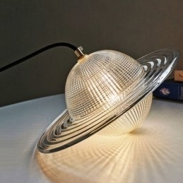 Moderne glazen hanglamp in de vorm van een plafondlamp