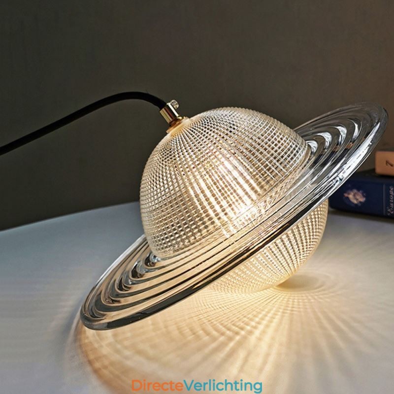Moderne glazen hanglamp in de vorm van een plafondlamp