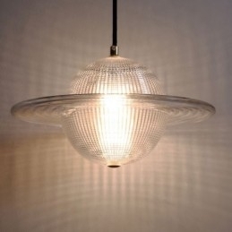 Moderne glazen hanglamp in de vorm van een plafondlamp