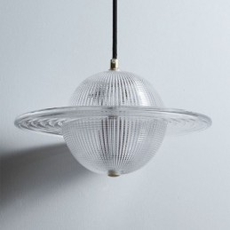 Moderne glazen hanglamp in de vorm van een plafondlamp