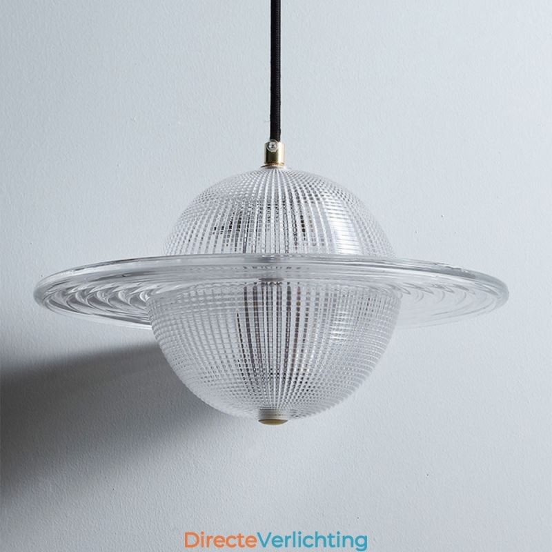Moderne glazen hanglamp in de vorm van een plafondlamp