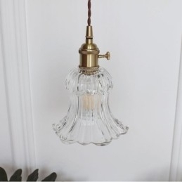 Heldere geribbelde glazen hanglamp in de vorm van een bloem met draaischakelaar
