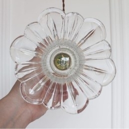 Heldere geribbelde glazen hanglamp in de vorm van een bloem met draaischakelaar