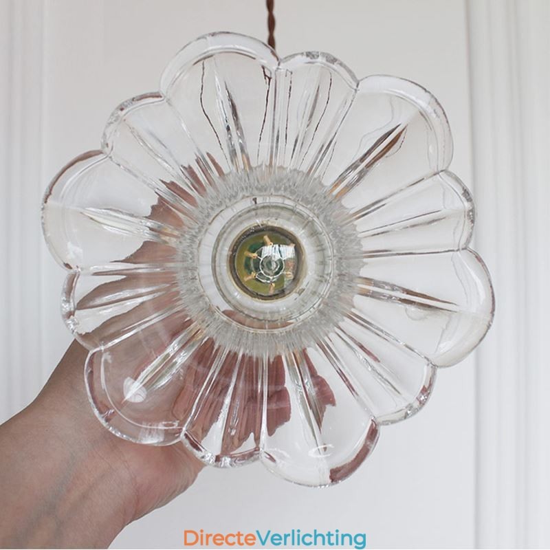 Heldere geribbelde glazen hanglamp in de vorm van een bloem met draaischakelaar