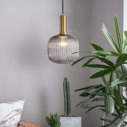 Geribbelde glazen hanglamp met messing houder