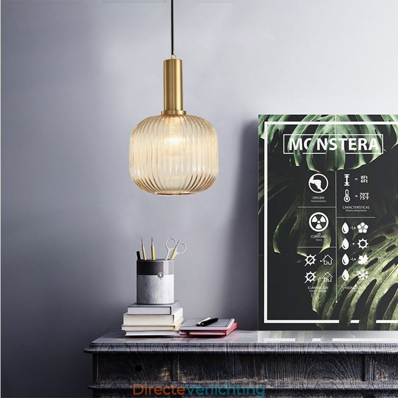 Geribbelde glazen hanglamp met messing houder