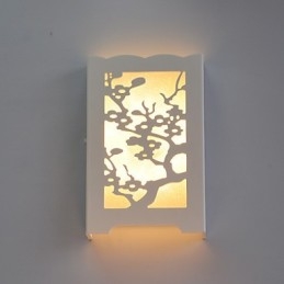 Witte pruimenbloem wandlamp met snijpatronen of ontwerpen op houtwerklampen