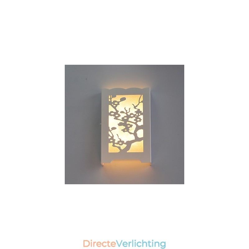 Witte pruimenbloem wandlamp met snijpatronen of ontwerpen op houtwerklampen