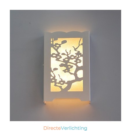 Witte pruimenbloem wandlamp met snijpatronen of ontwerpen op houtwerklampen Witte pruimenbloem wandlamp met snijpatronen of ontwerpen op houtwerklampen