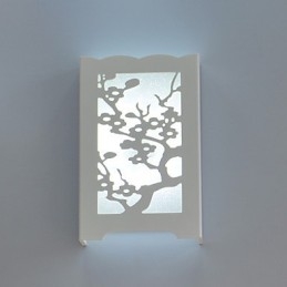Witte pruimenbloem wandlamp met snijpatronen of ontwerpen op houtwerklampen