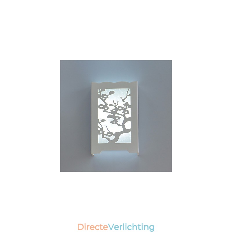 Witte pruimenbloem wandlamp met snijpatronen of ontwerpen op houtwerklampen