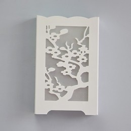 Witte pruimenbloem wandlamp met snijpatronen of ontwerpen op houtwerklampen