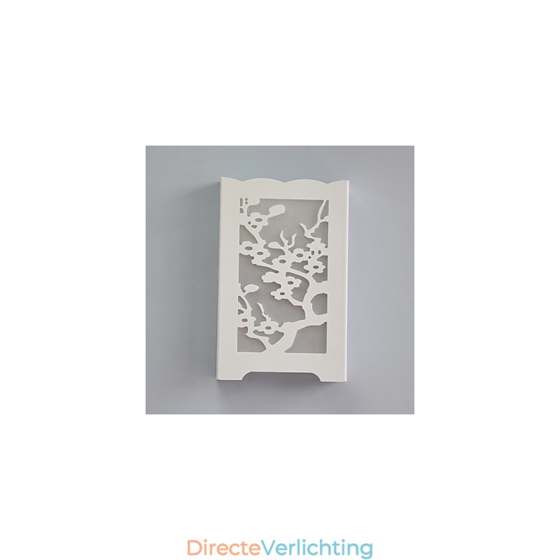 Witte pruimenbloem wandlamp met snijpatronen of ontwerpen op houtwerklampen