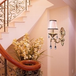 Elegante kristallen wandlamp in roze