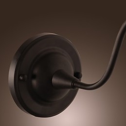 Artistieke wandlamp met retro metalen kap en beugel