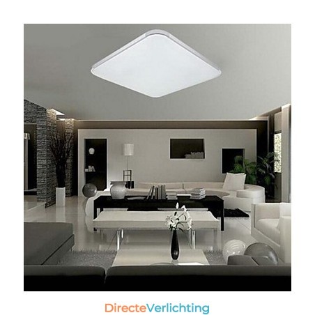 Moderne, eigentijdse, gegalvaniseerde metalen, inbouwgarage Moderne, eigentijdse, gegalvaniseerde metalen, inbouwgarage