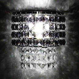 Moderne wandlamp met stoffen kap, metalen plaat, kristaldecoratiestijl