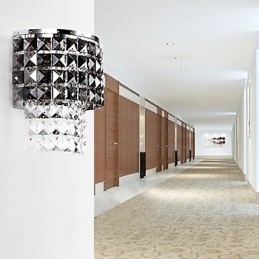 Moderne wandlamp met stoffen kap, metalen plaat, kristaldecoratiestijl