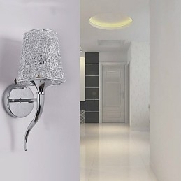 Zilveren bedlamp leeslamp wandlampen loodgieterswerk val achtergrond spiegellicht