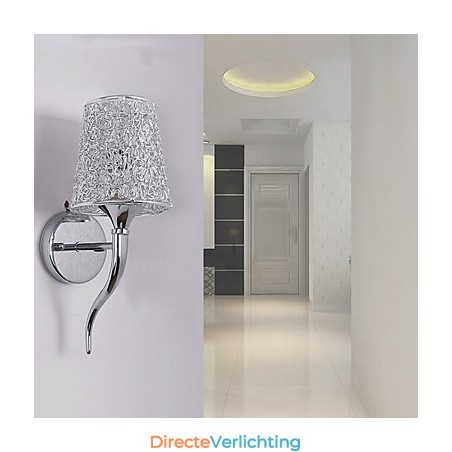 Zilveren bedlamp leeslamp wandlampen loodgieterswerk val achtergrond spiegellicht Zilveren bedlamp leeslamp wandlampen loodgieterswerk val achtergrond spiegellicht