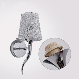 Zilveren bedlamp leeslamp wandlampen loodgieterswerk val achtergrond spiegellicht