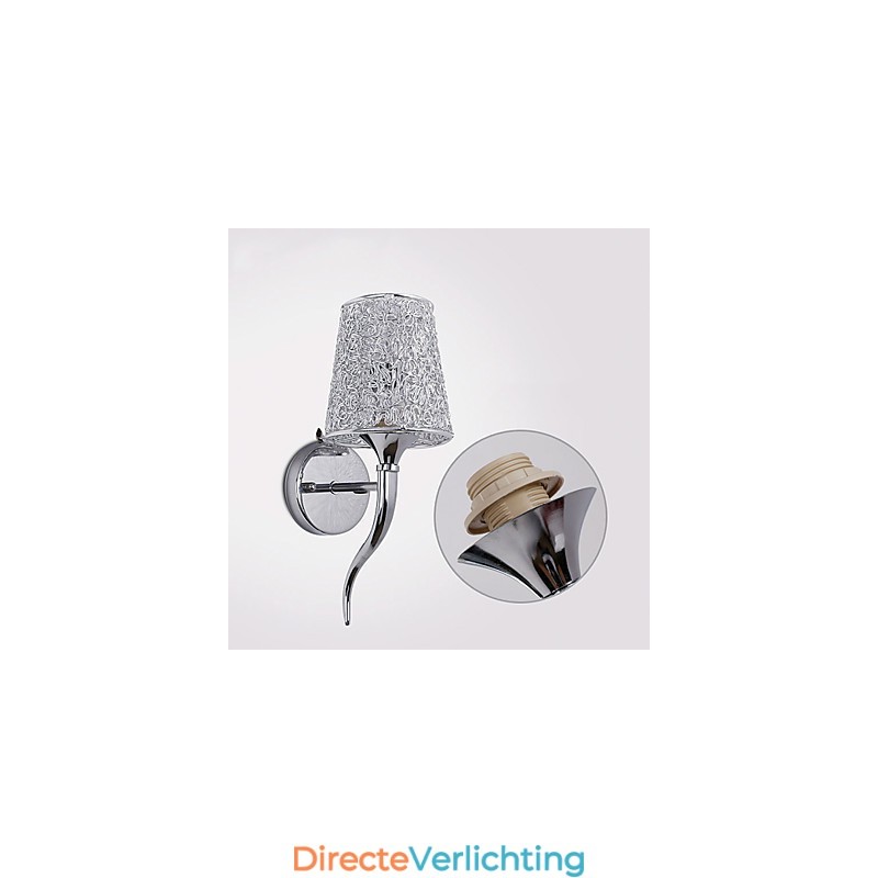 Zilveren bedlamp leeslamp wandlampen loodgieterswerk val achtergrond spiegellicht