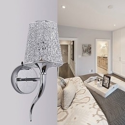 Zilveren bedlamp leeslamp wandlampen loodgieterswerk val achtergrond spiegellicht