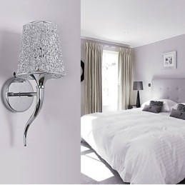 Zilveren bedlamp leeslamp wandlampen loodgieterswerk val achtergrond spiegellicht