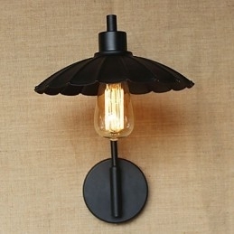 Klassieke decoratieve wandlamp van ijzer, eenvoudig