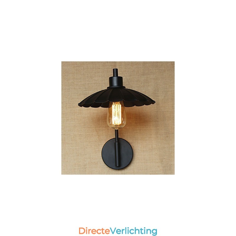 Klassieke decoratieve wandlamp van ijzer, eenvoudig