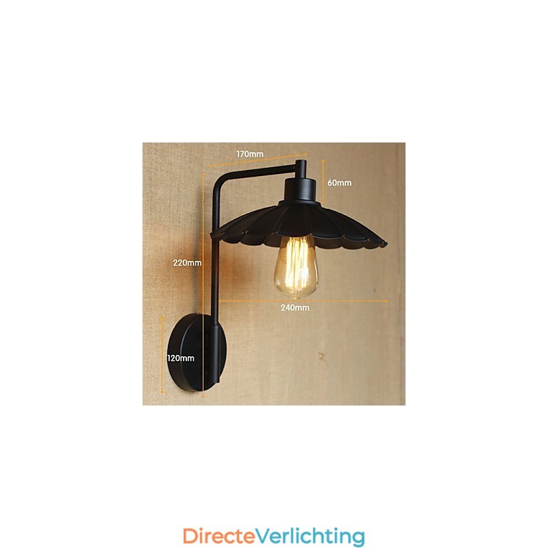 Klassieke decoratieve wandlamp van ijzer, eenvoudig