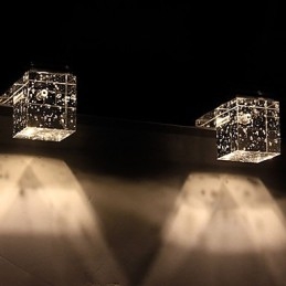 Moderne wandlamp met glazen bubbel kubusvormige kap spiegelfront stijl