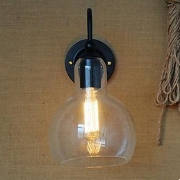 Moderne restaurantversiering wandlamp van smeedijzer en glas