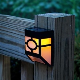 Warme gele zonne-energie wandlamp met 2 lantaarns voor op het dek