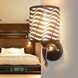 Moderne wandlamp van smeedijzeren schapenvacht