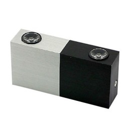 Moderne wandlamp met half zilveren half zwarte chique design kubusvormige behuizing 2 s