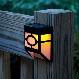 Warme gele zonne-energie wandlamp met 2 lantaarns voor op het dek