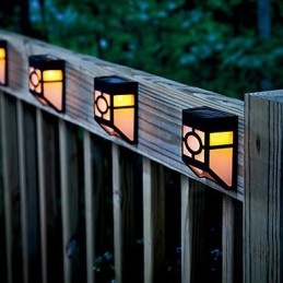 Warme gele zonne-energie wandlamp met 2 lantaarns voor op het dek