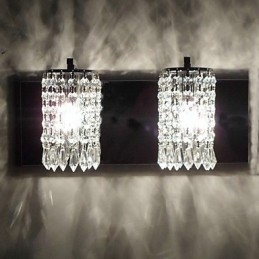 Moderne wandlamp met kristallen hangers en 2 lampen in gepolijst chroom