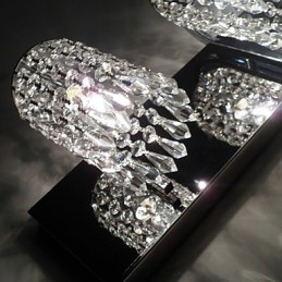 Moderne wandlamp met kristallen hangers en 2 lampen in gepolijst chroom
