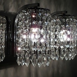 Moderne wandlamp met kristallen hangers en 2 lampen in gepolijst chroom